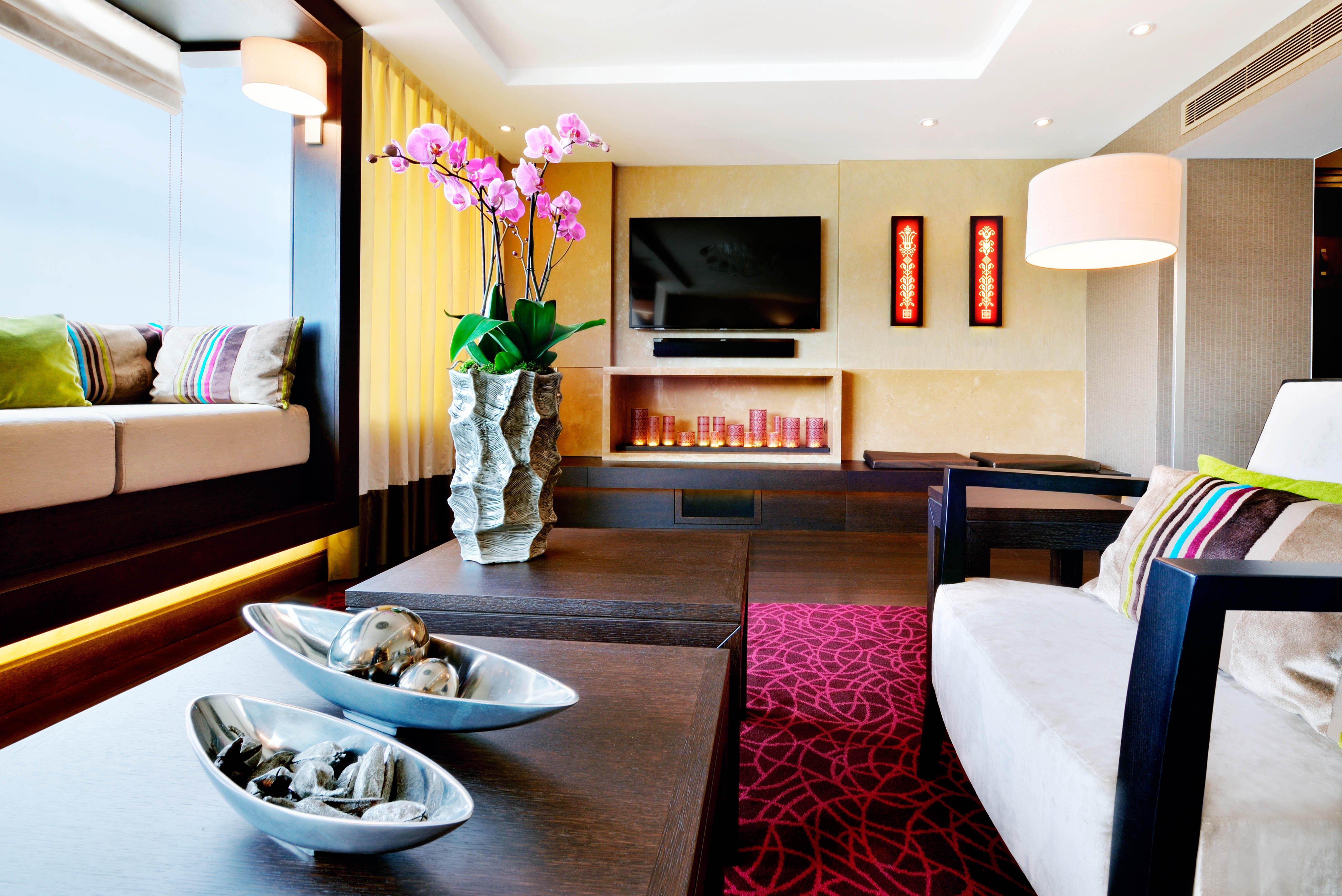 Intercontinental Budapest By Ihg Exterior foto The photo showcases a modern and stylish living room. Key features include:

- A comfortable seating arrangement with light-colored armchairs and large cushions in various colors.
- A sleek, dark coffee table displaying decorative bowls with stones o