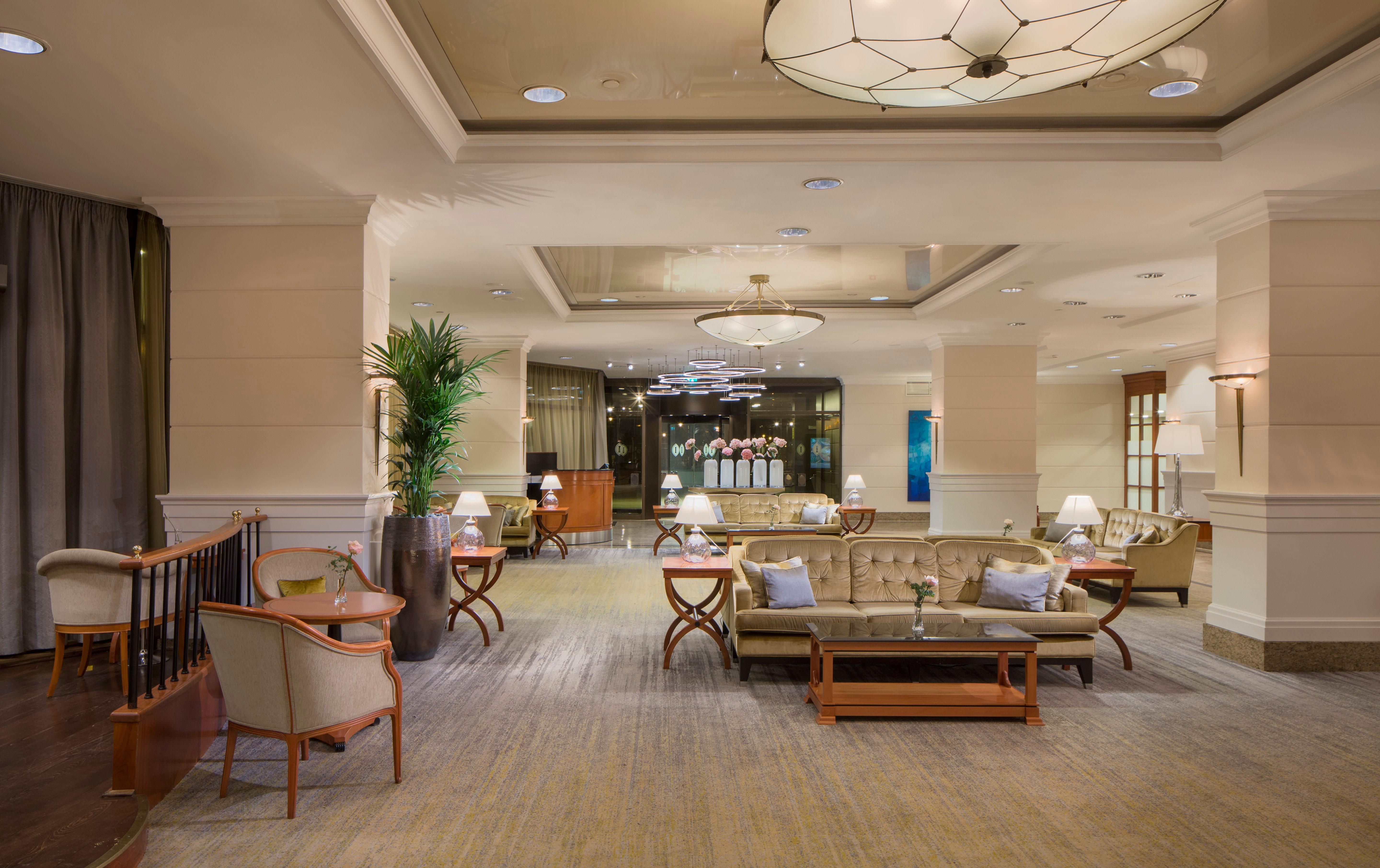 Intercontinental Budapest By Ihg Exterior foto The photo shows a spacious and elegantly designed hotel lobby. It features a comfortable seating area with a combination of sofas and chairs arranged around small tables. The decor is sophisticated, with neutral colors and tasteful furnishings. 

The